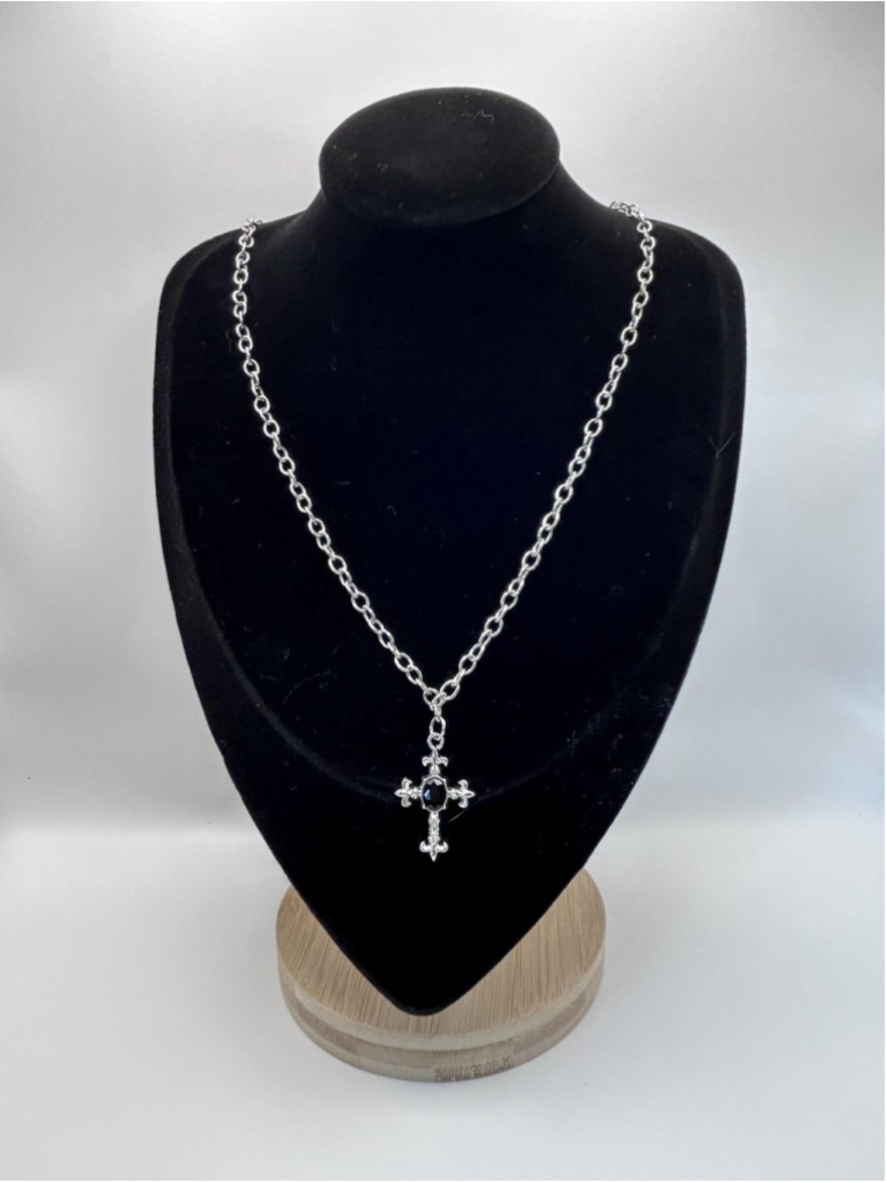 Necklace‎ Silver Tone Cross Pendant Black Stone Chain Religious 24 Inch Womens